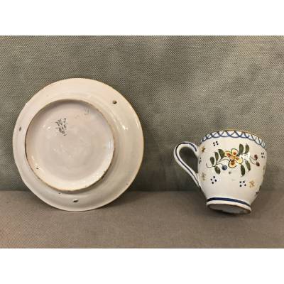 Petite tasse et sa soucoupe en faïence de Quimper