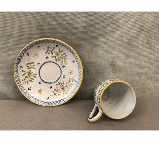 Petite tasse et sa soucoupe en faïence de Quimper