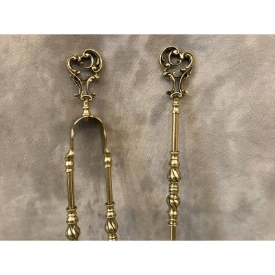 Ensemble d' une pelle et d' une pince en brass de style Louis XV d' epoch 19 ème