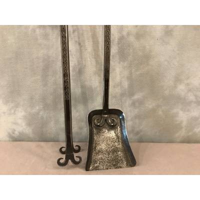 Set of a pelle and a period iron clamp 19 th Gothic