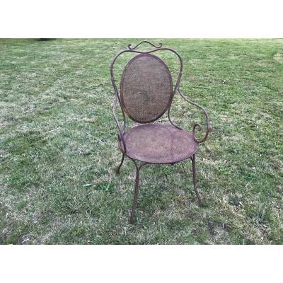 Beau fauteuil de jardin en fer quadrillé d'époque 20 ème