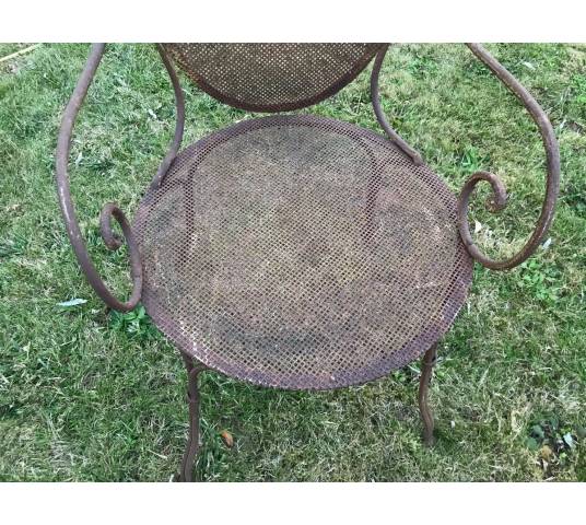 Beau fauteuil de jardin en fer quadrillé d'époque 20 ème