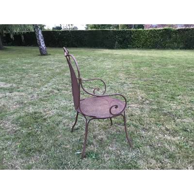 Beau fauteuil de jardin en fer quadrillé d'époque 20 ème