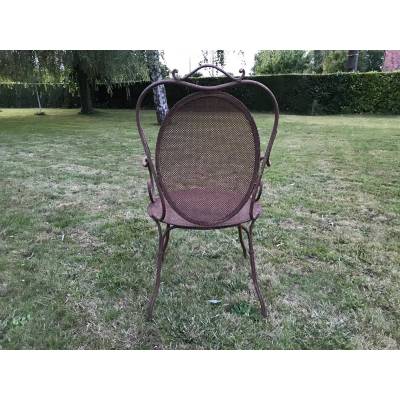 Beau fauteuil de jardin en fer quadrillé d'époque 20 ème