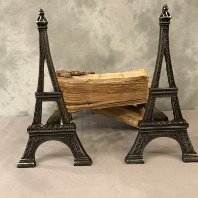 Chenets ancien en fonte poli vers 1900 représentant la Tour Eiffel