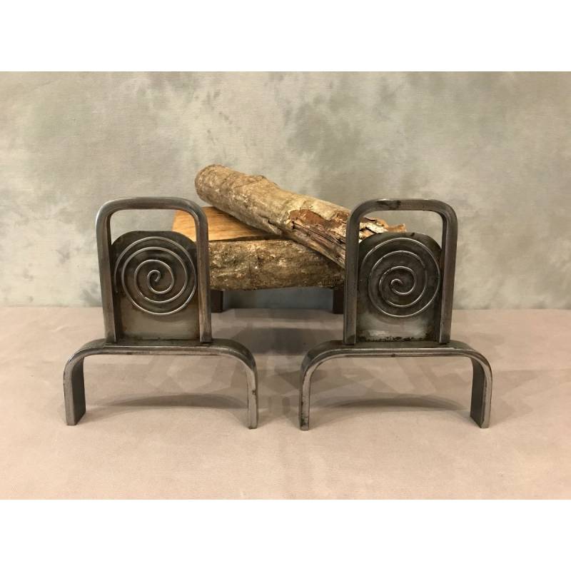 Jolis chenets en fer poli moderniste