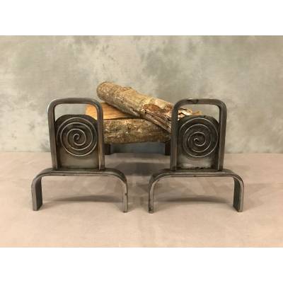 Jolis chenets en fer poli moderniste