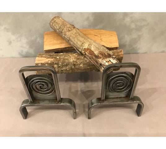 Jolis chenets en fer poli moderniste