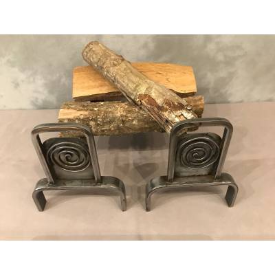 Jolis chenets en fer poli moderniste