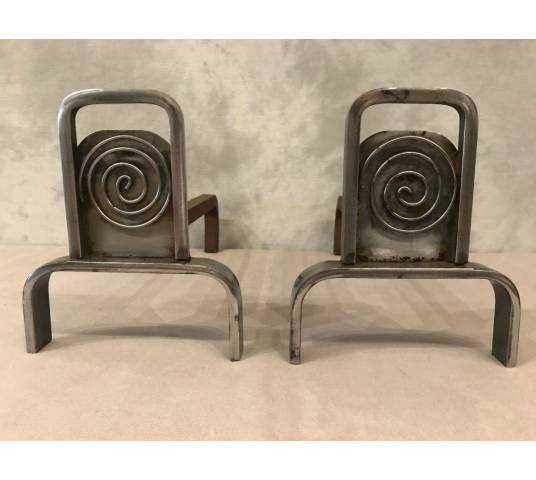 Jolis chenets en fer poli moderniste