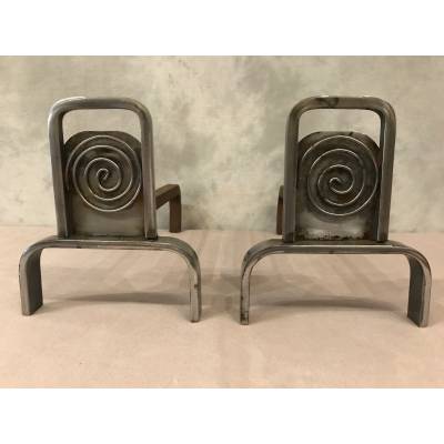 Jolis chenets en fer poli moderniste