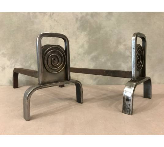 Jolis chenets en fer poli moderniste