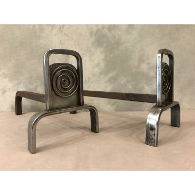 Jolis chenets en fer poli moderniste