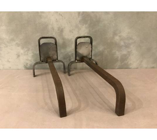 Jolis chenets en fer poli moderniste