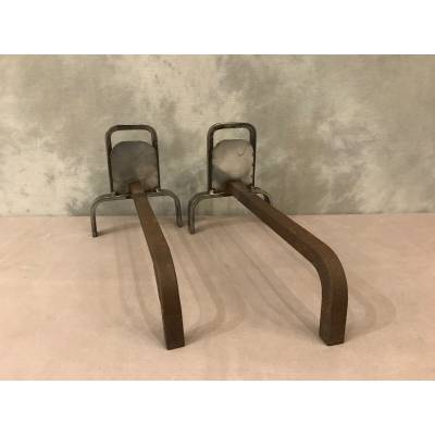 Jolis chenets en fer poli moderniste