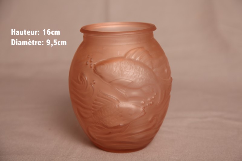 Beau vase en pâte de verre vers 1925 décor de poissons