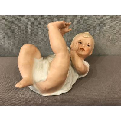 Bébé piano en porcelaine de biscuit  vers 1900