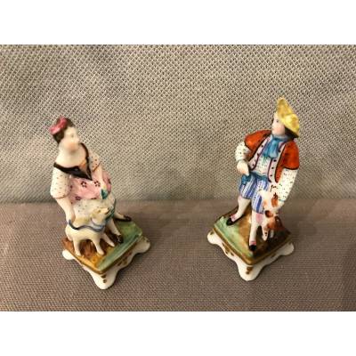 Deux charmants petits personnages en porcelaines d'époque 19 ème