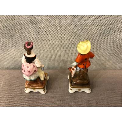 Deux charmants petits personnages en porcelaines d'époque 19 ème