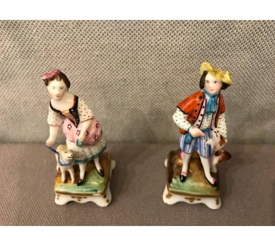 Deux charmants petits personnages en porcelaines d'époque 19 ème