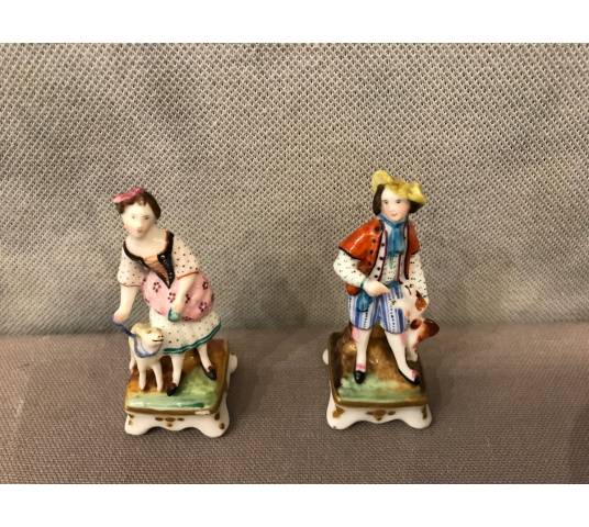 Deux charmants petits personnages en porcelaines d'époque 19 ème