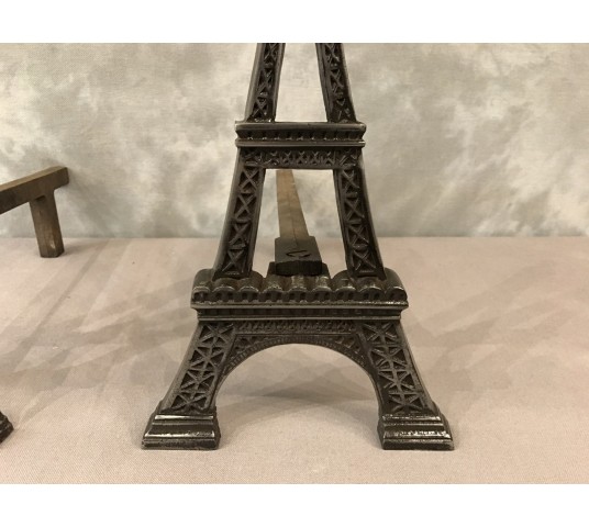 Chenets ancien en fonte poli vers 1900 représentant la Tour Eiffel