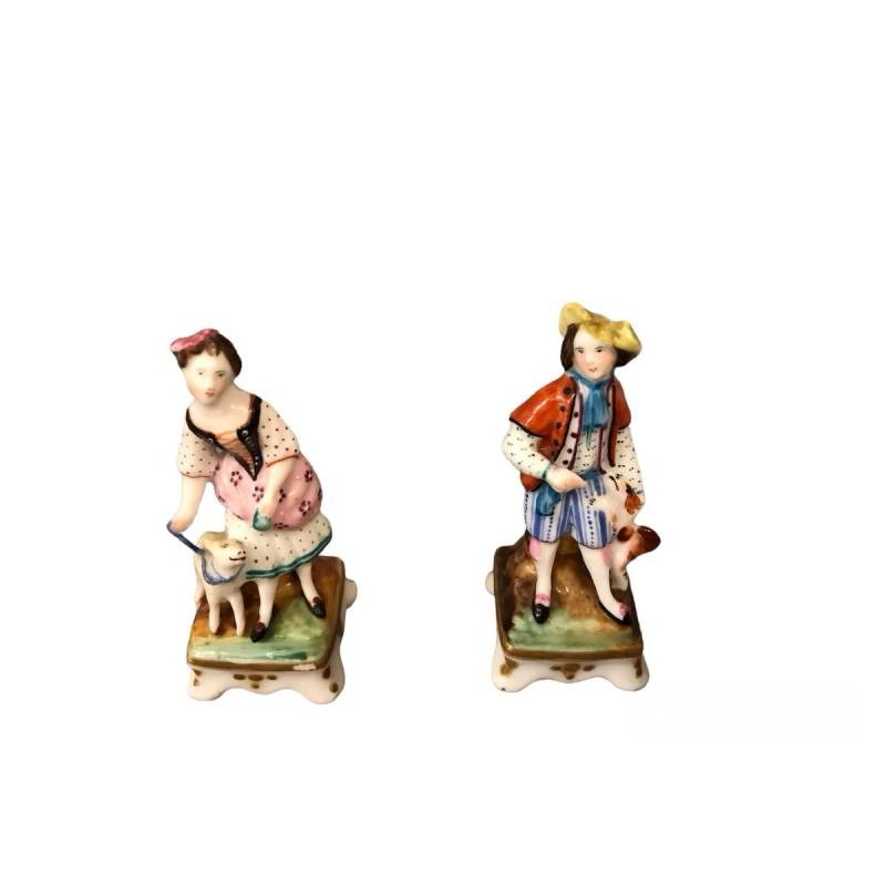 Deux charmants petits personnages en porcelaines d'époque 19 ème