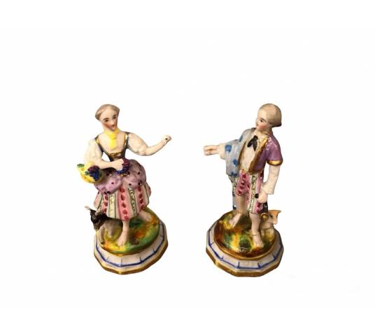 Deux petits sujets en porcelaine d'époque 19 ème " d'un berger et d'une bergère"