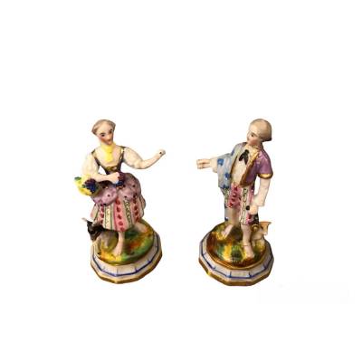 Deux petits sujets en porcelaine d'époque 19 ème " d'un berger et d'une bergère"