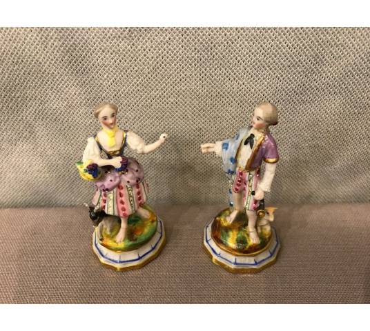 Deux petits sujets en porcelaine d'époque 19 ème " d'un berger et d'une bergère"