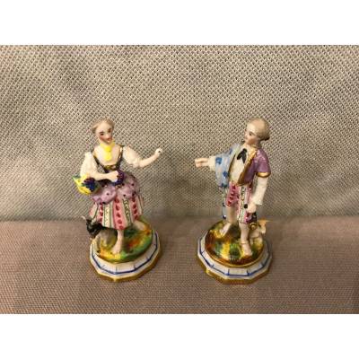 Deux petits sujets en porcelaine d'époque 19 ème " d'un berger et d'une bergère"