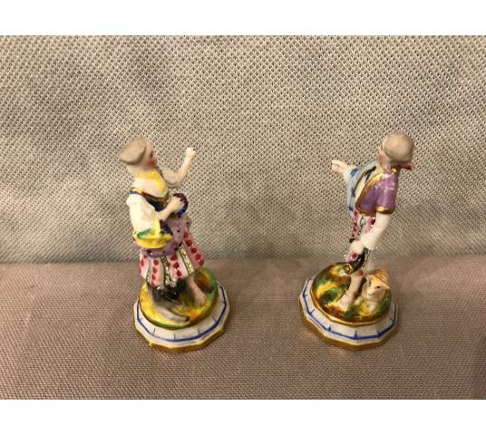 Deux petits sujets en porcelaine d'époque 19 ème " d'un berger et d'une bergère"