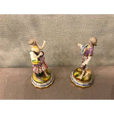 Deux petits sujets en porcelaine d'époque 19 ème " d'un berger et d'une bergère"