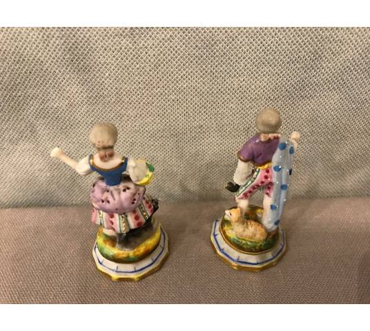 Deux petits sujets en porcelaine d'époque 19 ème " d'un berger et d'une bergère"