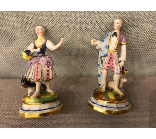 Deux petits sujets en porcelaine d'époque 19 ème " d'un berger et d'une bergère"