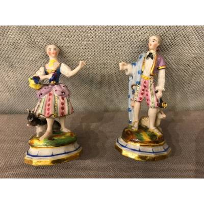 Deux petits sujets en porcelaine d'époque 19 ème " d'un berger et d'une bergère"