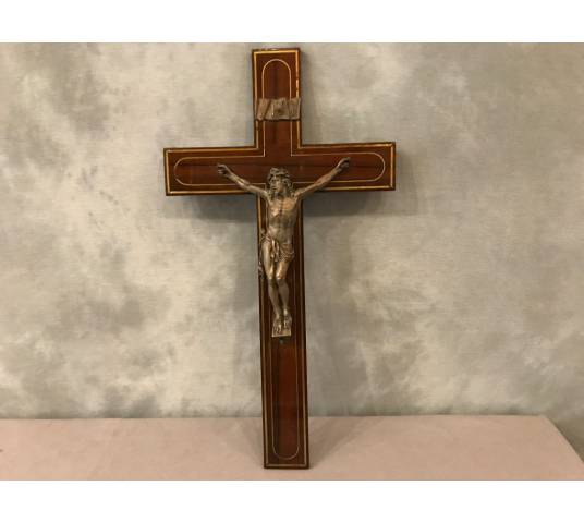 Beau crucifix en bronze sur acajou d'époque 19 ème