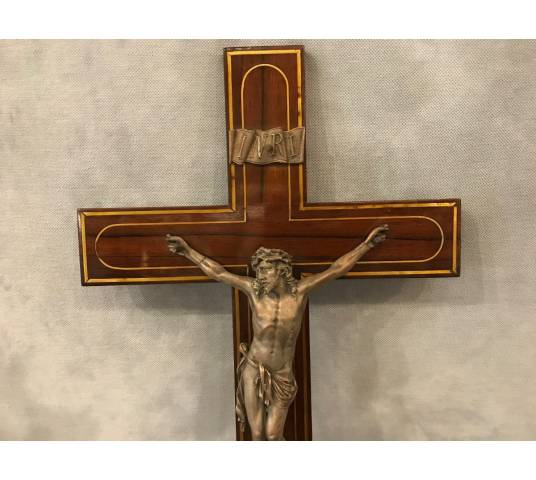 Beau crucifix en bronze sur acajou d'époque 19 ème