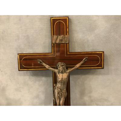 Beau crucifix en bronze sur acajou d'époque 19 ème