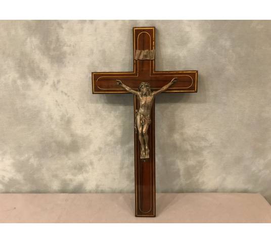 Beau crucifix en bronze sur acajou d'époque 19 ème