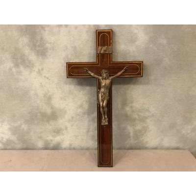 Beau crucifix en bronze sur acajou d'époque 19 ème