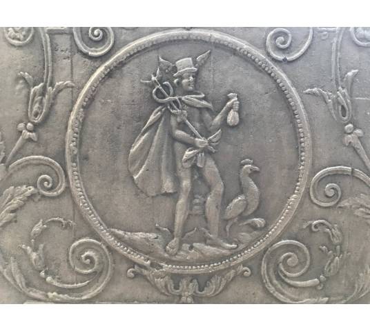 Grande plaque de cheminée en fonte ( 83 cm X 83 cm ) d'époque 18 ème