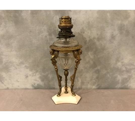 belle lampe à pétrole tripode en bronze et cristal de baccarat d'époque 19 ème