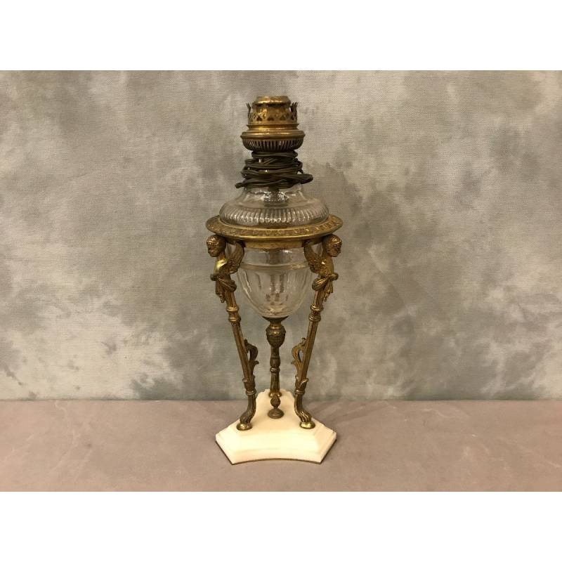 belle lampe à pétrole tripode en bronze et cristal de baccarat d'époque 19 ème