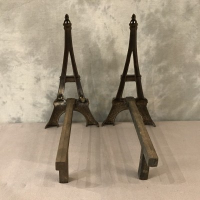 Chenets ancien en fonte poli vers 1900 représentant la Tour Eiffel
