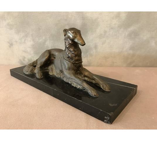 Chien levrette regulates on pedestal in marble around 1900