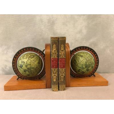 Paire de serres livres, mappemonde sur chêne vers 1940