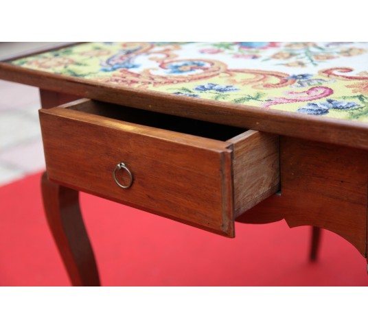 Period middle table 18 th in solid walnut