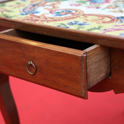 Period middle table 18 th in solid walnut