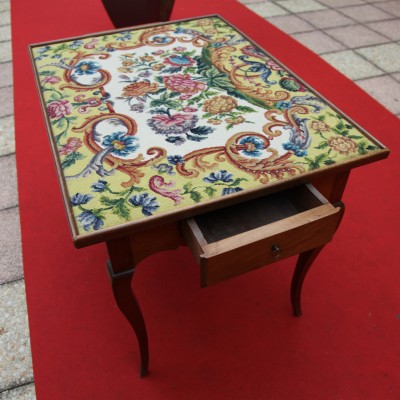 Period middle table 18 th in solid walnut